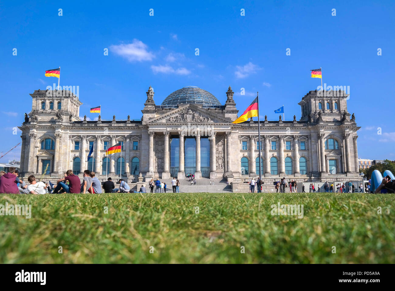 Germania, Berlino, Reichstag costruzione a Berlino-Tiergarten sul fiume Sprea che ospita il parlamento tedesco Foto Stock