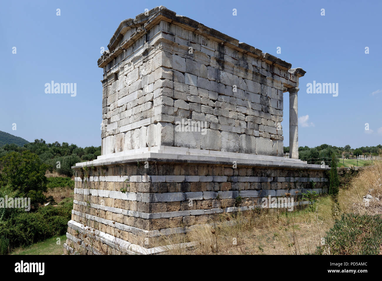Vista del Heroon dorico o monumento funerario mausoleo nella parte finale a sud dello stadio. Antica Messene. Peloponneso. La Grecia. Il Heroon è un edificio dorico Foto Stock Vista del Heroon dorico o monumento funerario mausoleo nella parte finale a sud dello stadio. Antica Messene. Peloponneso. La Grecia. Il Heroon è un edificio dorico Foto Stock