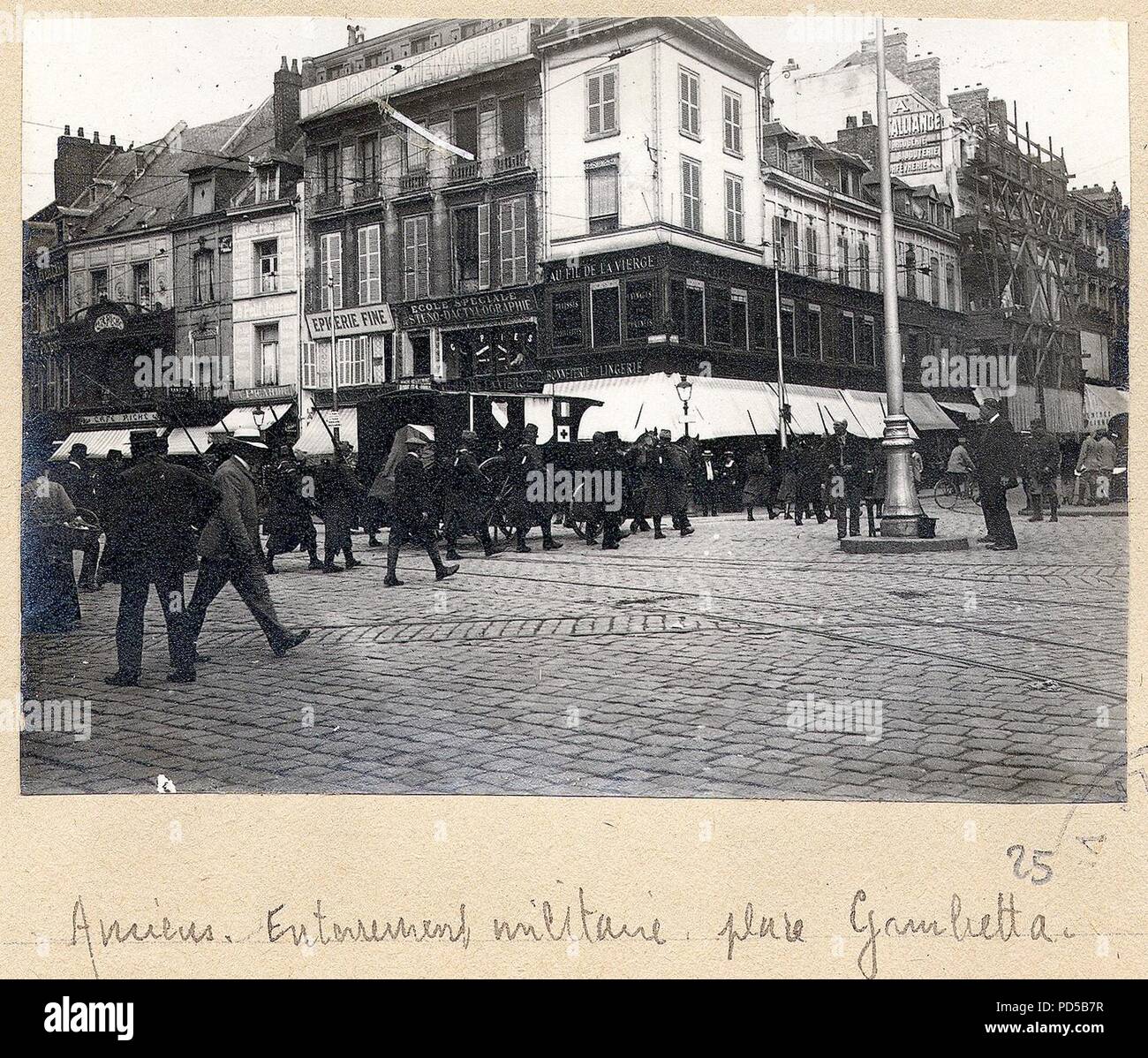 Amiens. Enterrement militaire. Place Gambetta - Fonds Berthelé - 49Fi1871-25. Foto Stock