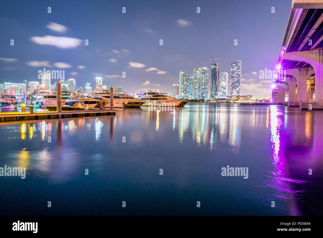 La skyline di Miami e il MacArthur Causeway Foto Stock