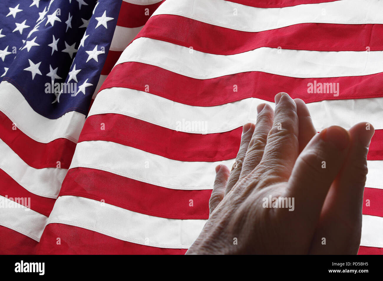 Bandiera americana e pregando le mani Foto Stock
