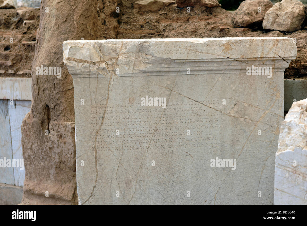 Il Greco antico inscritto base per uno statuto di una giovane femmina avviare named Mego. Antica Messene. Peloponneso. La base è in una stanza divisa in tre Foto Stock Il Greco antico inscritto base per uno statuto di una giovane femmina avviare named Mego. Antica Messene. Peloponneso. La base è in una stanza divisa in tre Foto Stock
