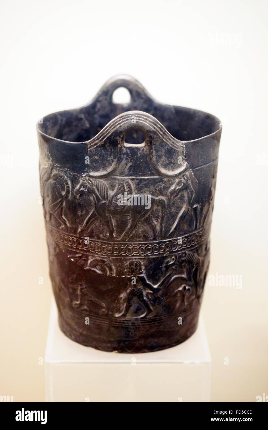 Bucchero (ceramico con una caratteristica luminosa di colore nero) Benna (situle) decorate a rilievo con due fregi di animali: leoni, cavalli alati: nel fregio inferiore vi è una figura maschile in atto di uccidere un leone con la sua spada. Prodotte in Cerveteri 650-630 BC - Museo Nazionale Etrusco di Villa Giulia - Roma, Italia Foto Stock