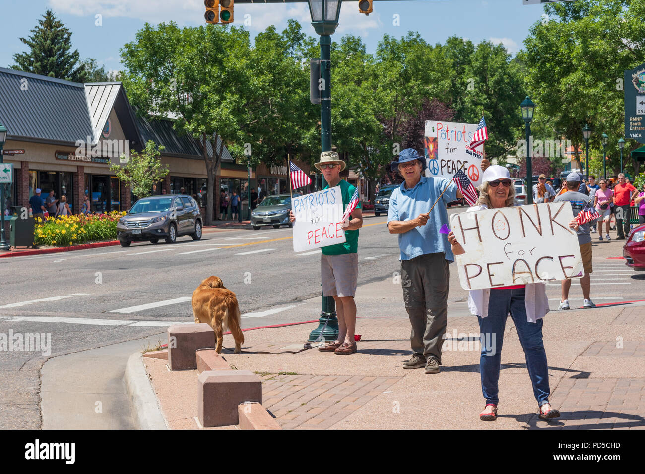 ESTES PARK, CO, Stati Uniti d'America-18 luglio 18: un gruppo di individui con pro-pace e "patrioti per la pace" segni e bandierine americane. Foto Stock