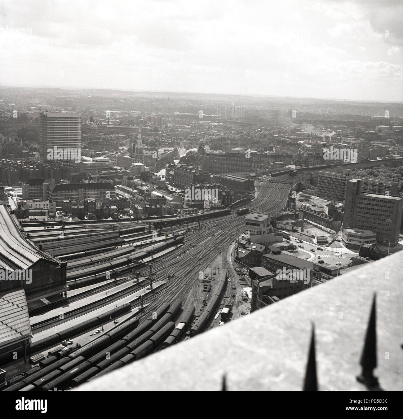 Anni sessanta, storico vista aerea di binari al di fuori della stazione ferroviaria di Waterloo, Londra, Inghilterra, il Regno Unito e la zona circostante. Un Mainline station, Waterloo è stato il britannico della stazione più trafficato in questa epoca. Foto Stock