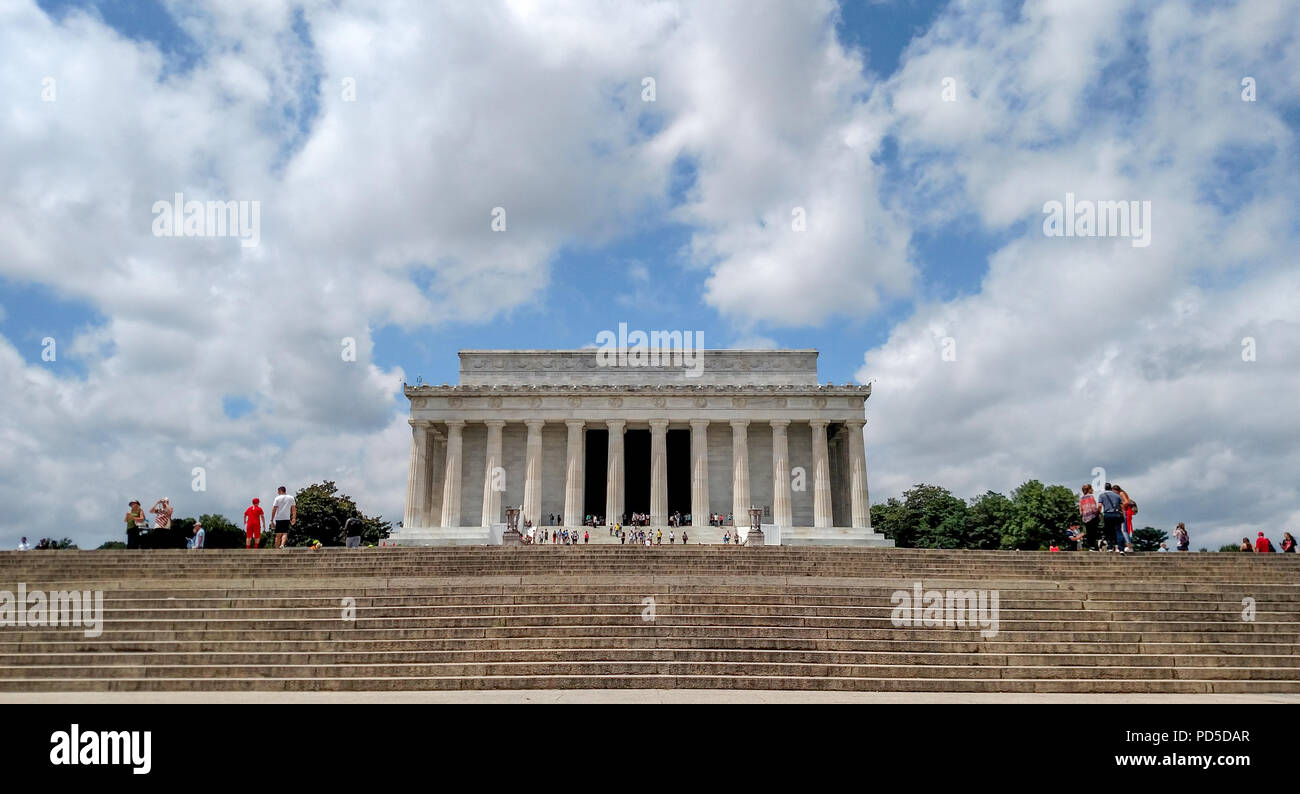 Sopraffatte da cieli blu e bianco delle nuvole di estate, il Lincoln Memorial si siede in cima ad un altipiano di passi in Washington, DC. Foto Stock