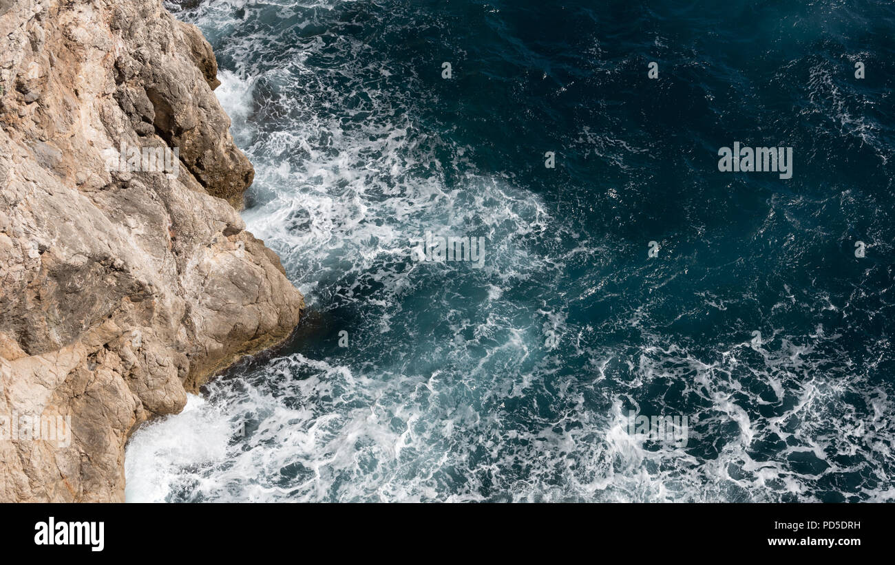 Ruvida costa oceano con scuri blu oceano e ruvide rocce Foto Stock