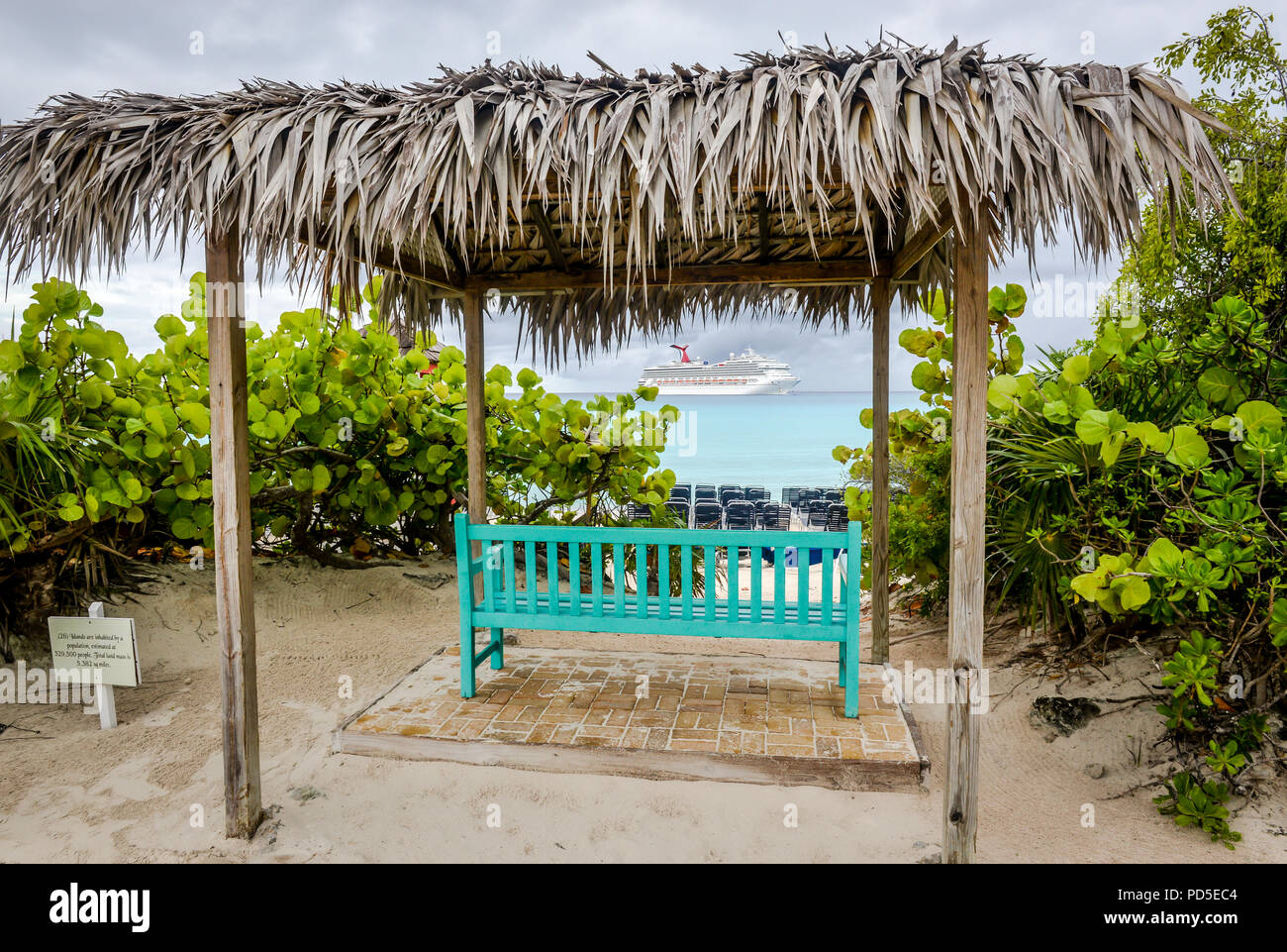 Relax sulla spiaggia con bellissima vista sulla nave da crociera Carnival ancorata in Half Moon Cay Island Bahamas Foto Stock