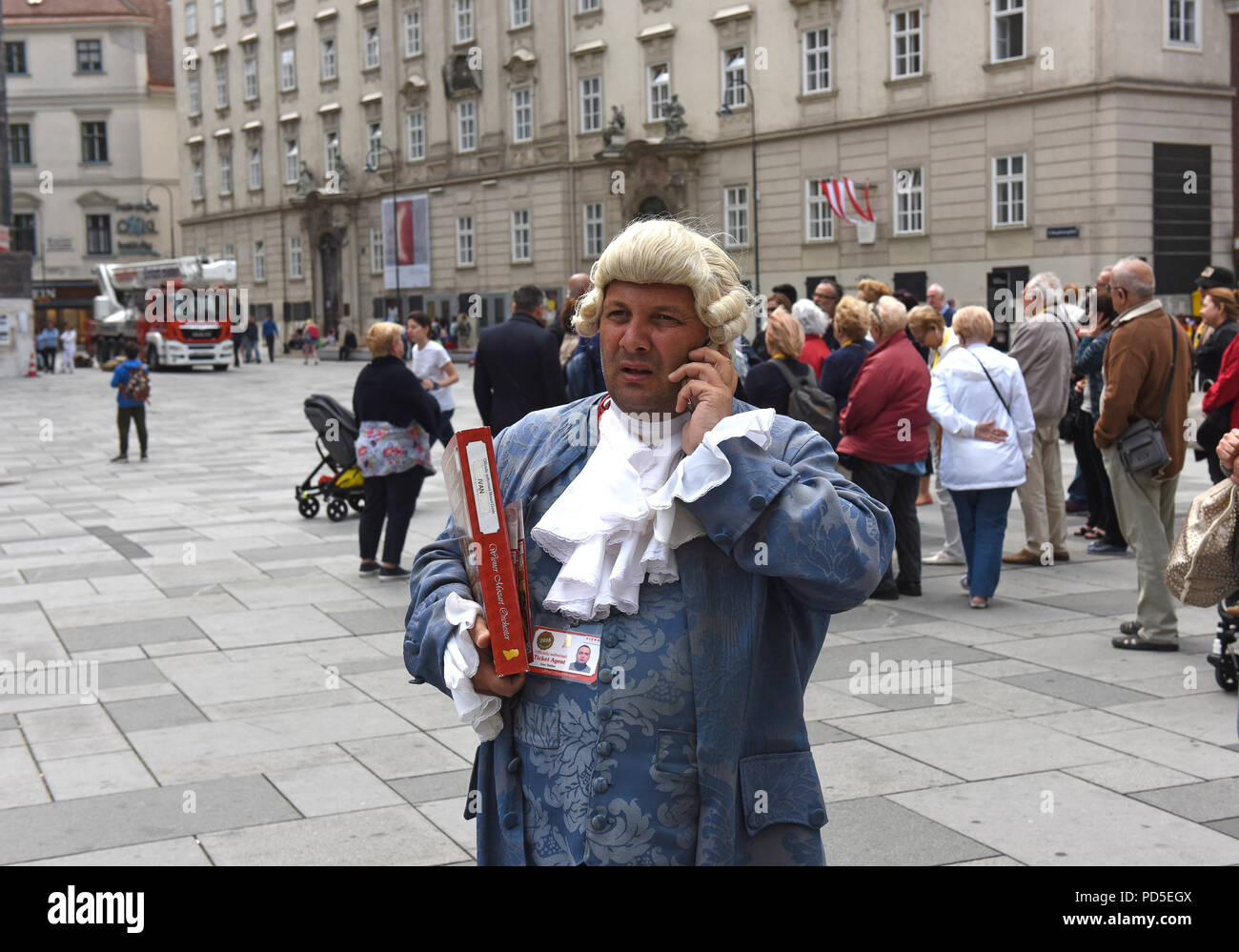 Mozart opera guida e biglietto agente sul telefono mobile a Vienna, in Austria Foto Stock