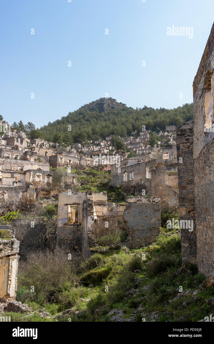 Abbandonato il borgo collinare di Kayakoy in Turchia. A sinistra sopra dal greco-turca disaccordi. Foto Stock