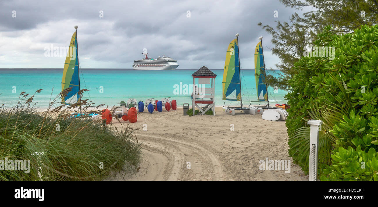 Vista da Half Moon cay beach su Carnival Liberty Bahamas Foto Stock