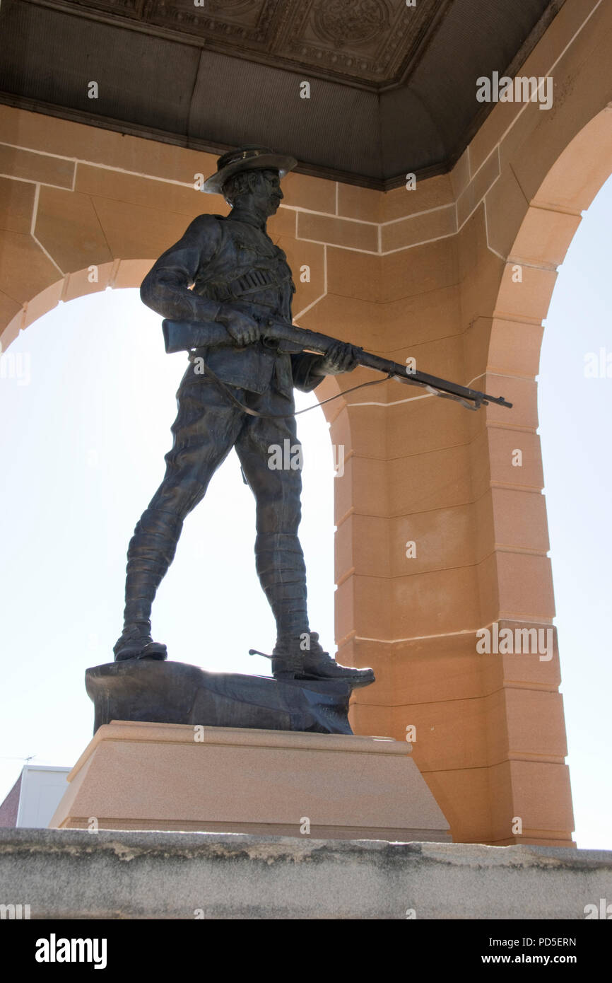 La guerra boera Memorial (c. 1910) sorge in Kings Parade, la piazza della città di Bathurst, Nuovo Galles del Sud, Australia. Foto Stock