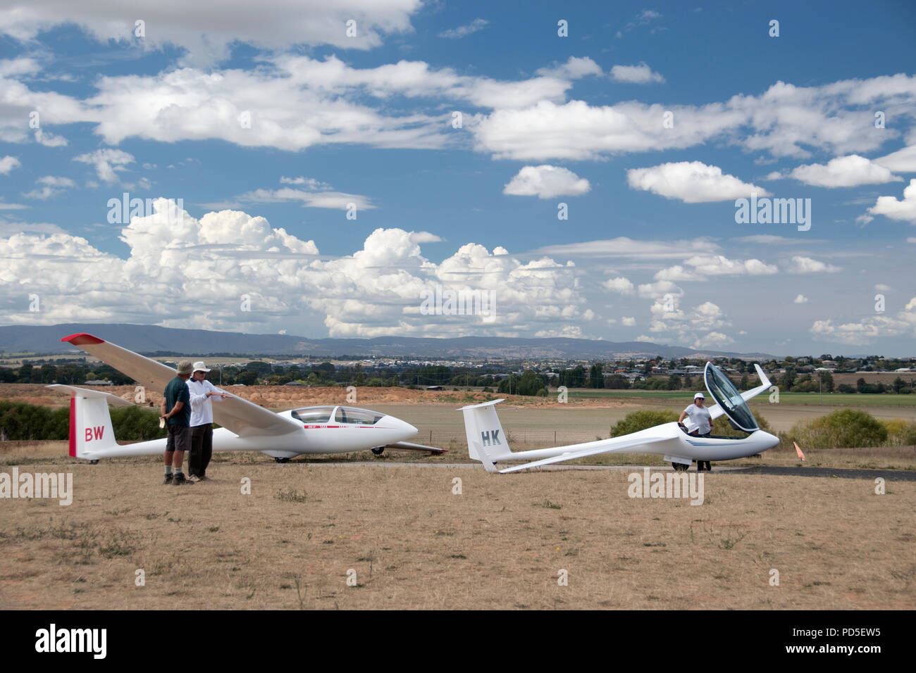 Un aliante studente pilota ed istruttore di discutere una lezione prima del decollo a Bathurst Soaring Club a Eglinton, Nuovo Galles del Sud, Australia. Foto Stock