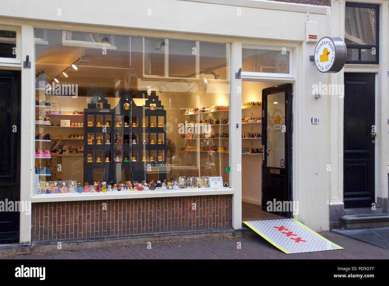 Amsterdam Duck negozio che vende centinaia di tipi diversi di paperelle in gomma Foto Stock
