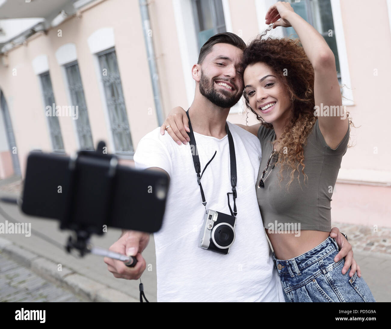 Buon viaggio giovane rendendo selfie, umore romantico. Foto Stock