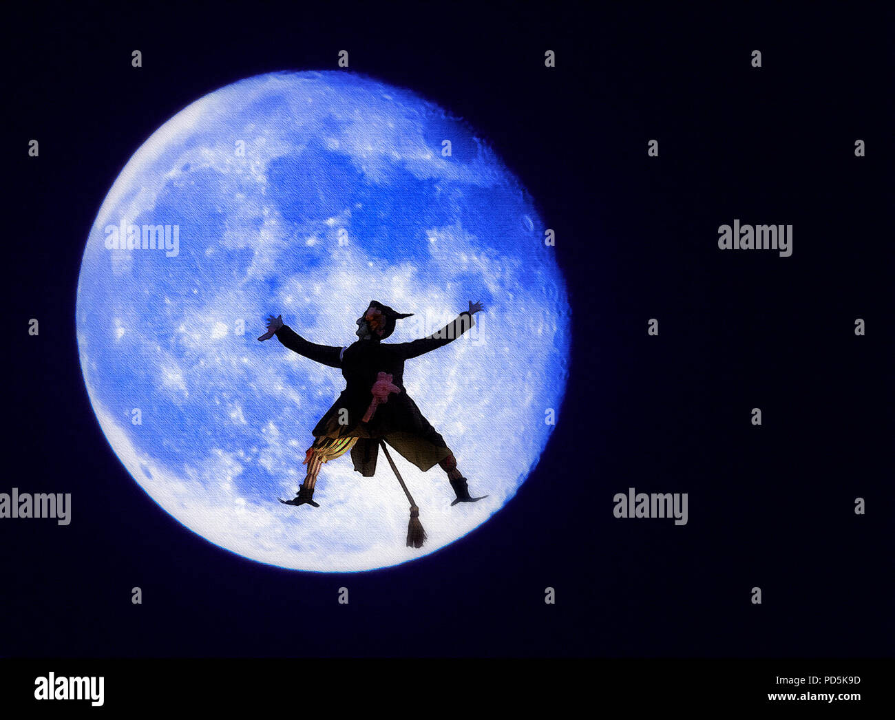 Una immagine composita per la festa di Halloween, costituito da un blu harvest moon con un inaspettato visitatore intonacate al suo volto. Questa strega era di fretta e ca Foto Stock