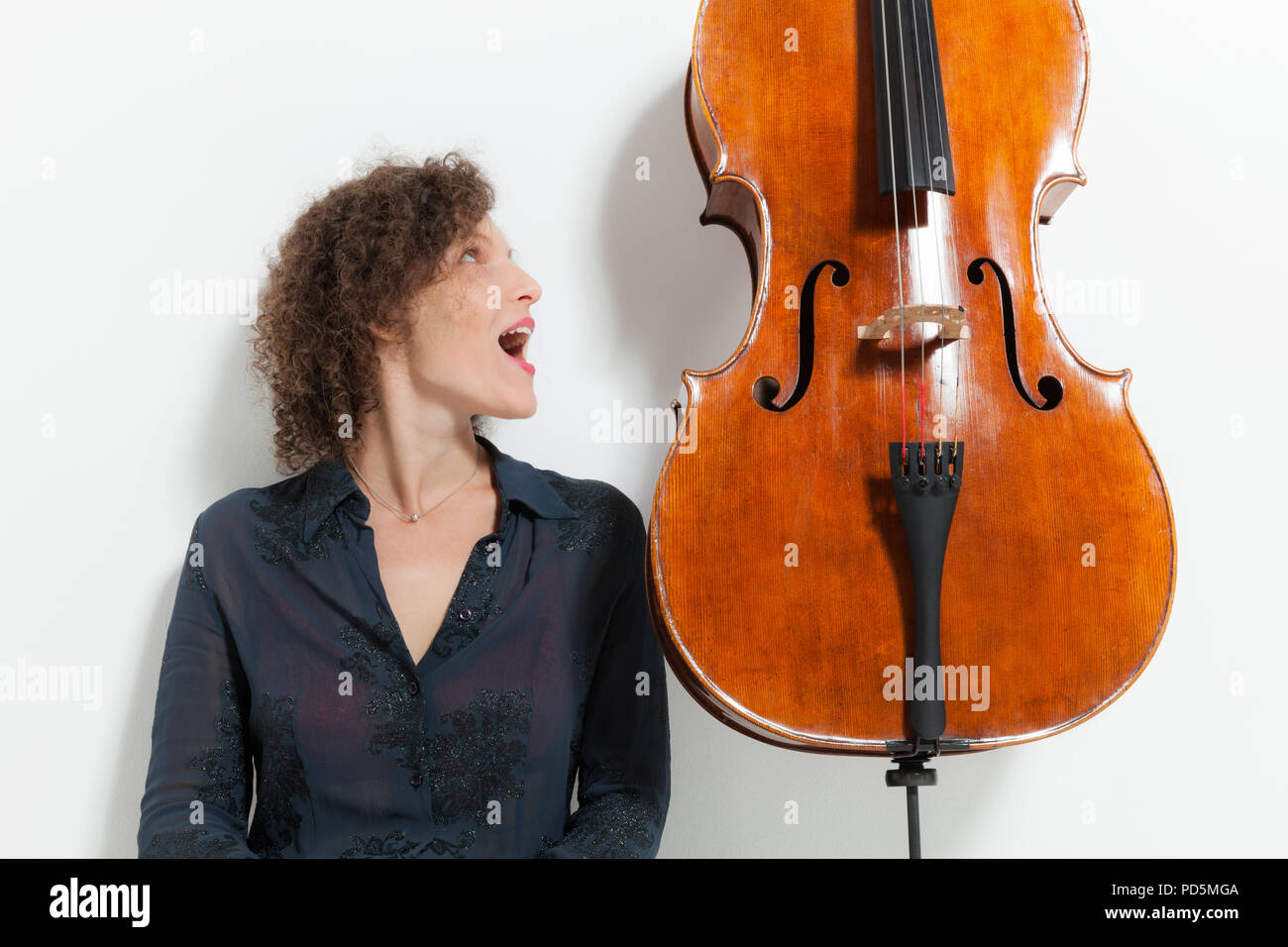 Ritratto di giovane donna con il suo violoncello Foto Stock