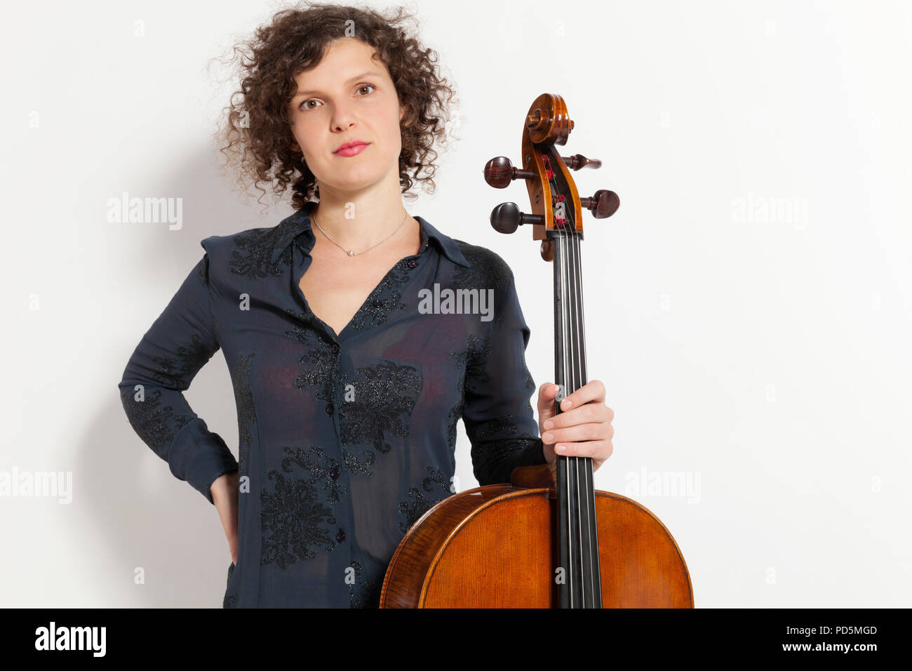 Ritratto di giovane donna con il suo violoncello Foto Stock