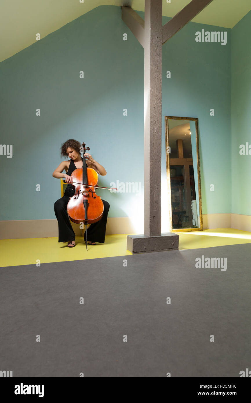 Ragazza giovane violoncello in una stanza Foto Stock