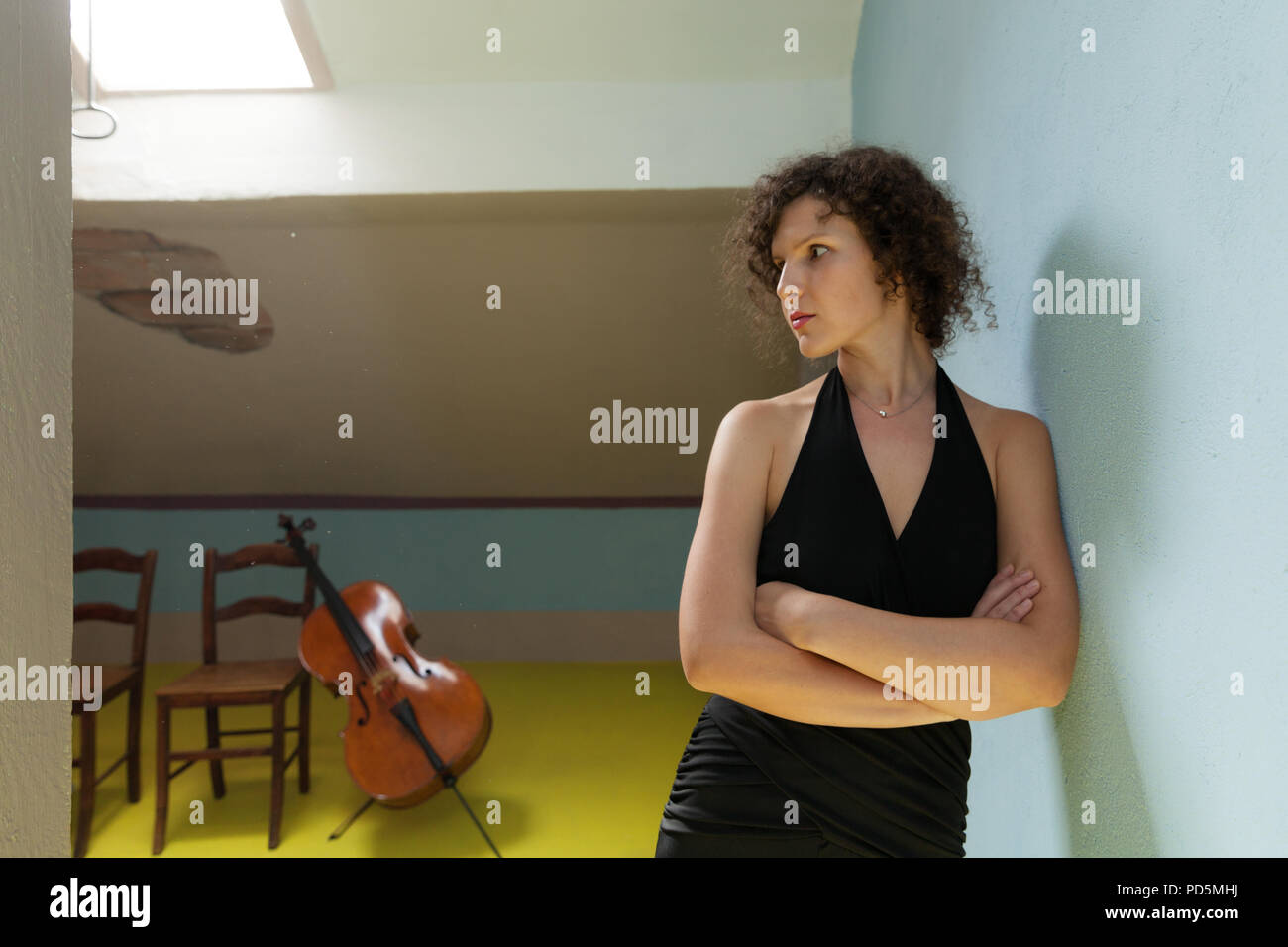 Ritratto di giovane violoncellista, all'interno della camera Foto Stock