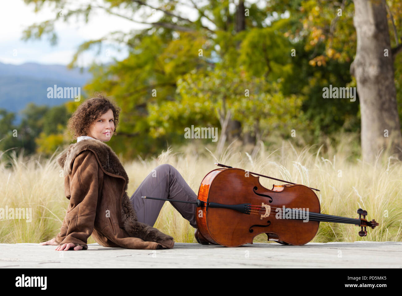 Ritratto di giovane violoncellista, all'aperto Foto Stock