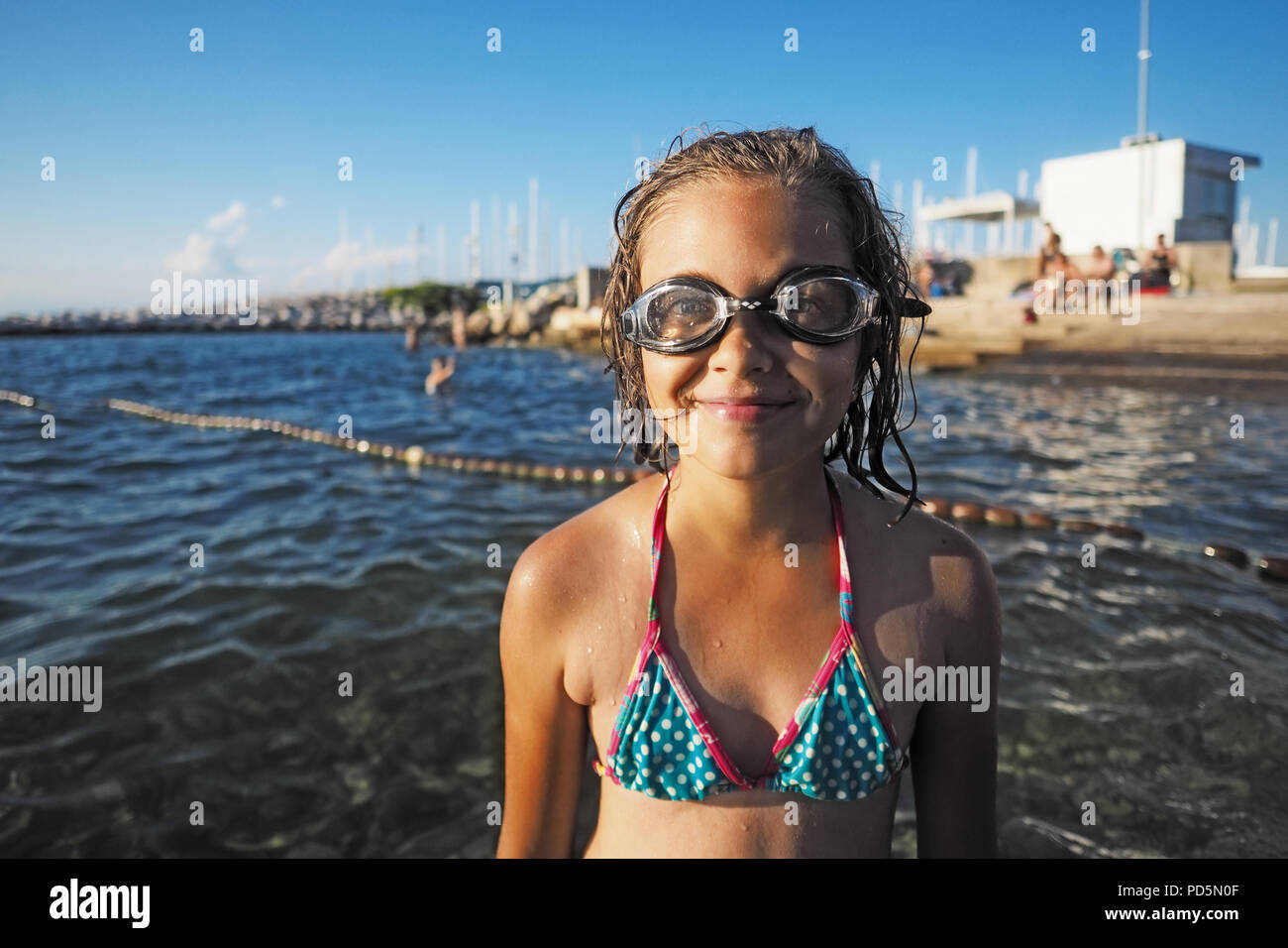 Bambina con occhiali da nuoto Foto Stock