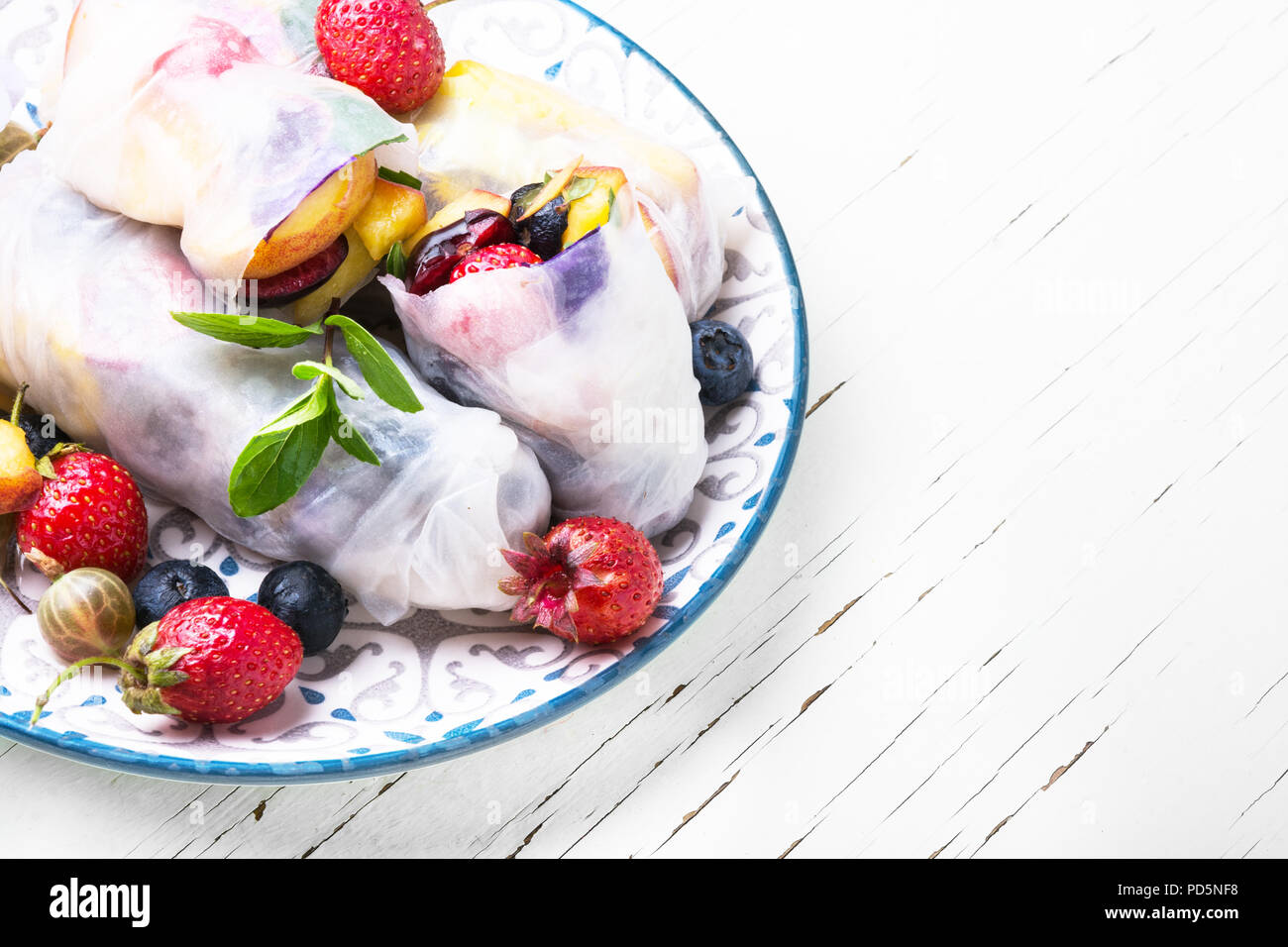 Fresco giapponese assortiti summer rolls impostato con frutti Foto Stock