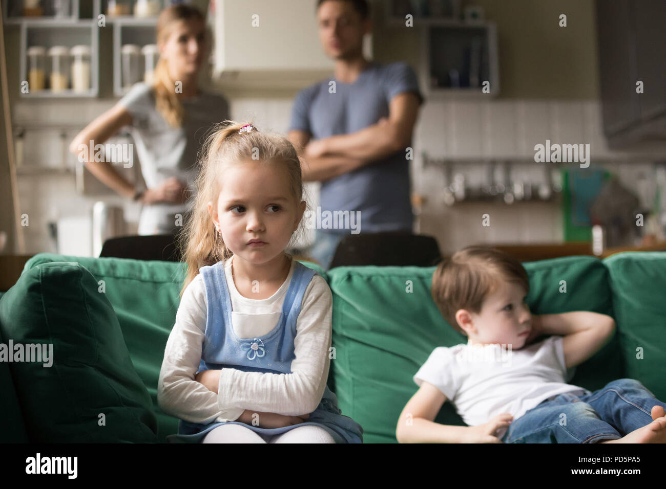 Kid ragazza sconvolto, offeso o annoiato ignorando i genitori e fratello Foto Stock