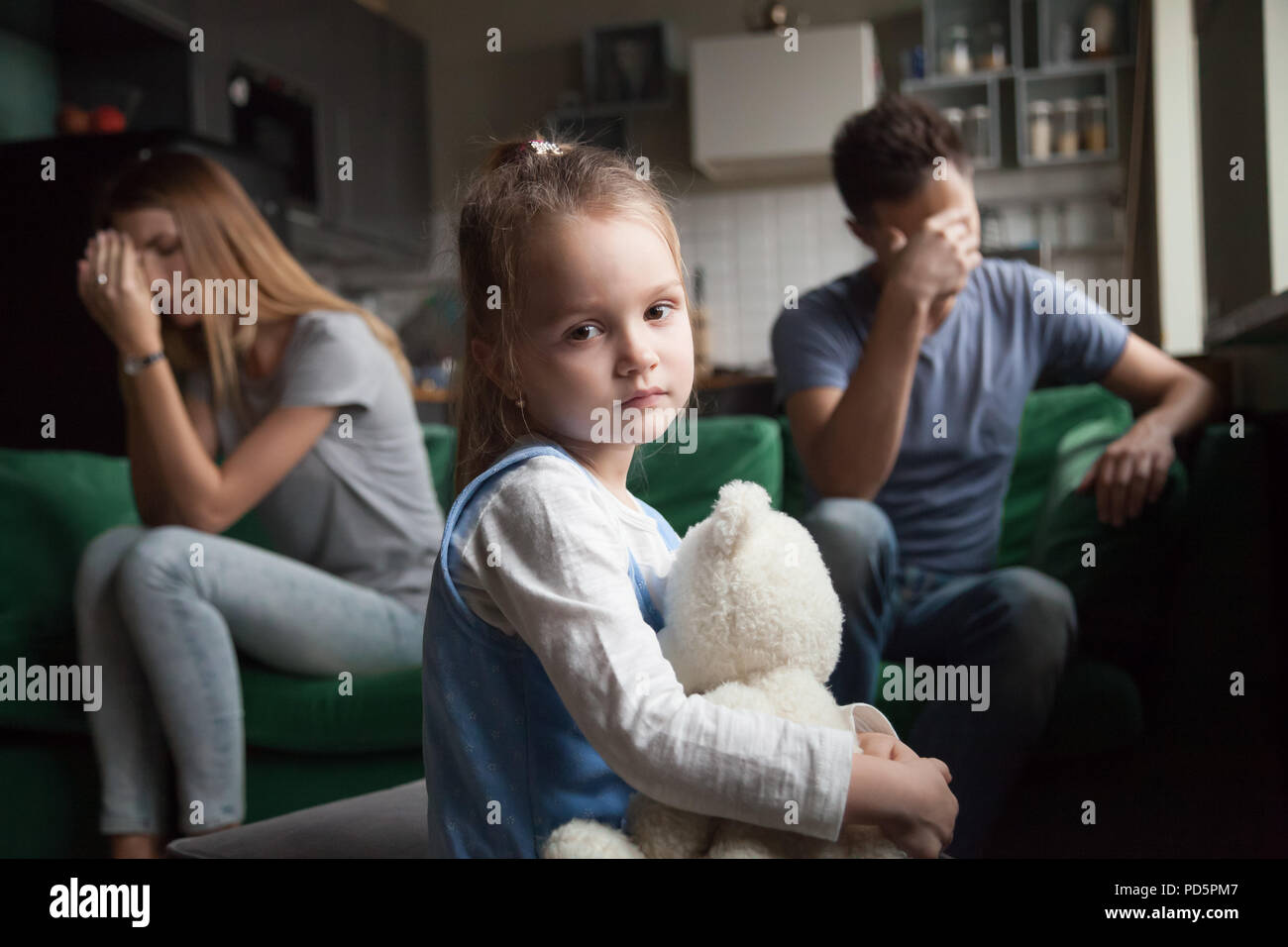 Frustrata ragazza stanco delle lotte dei genitori, i bambini e il divorzio conce Foto Stock