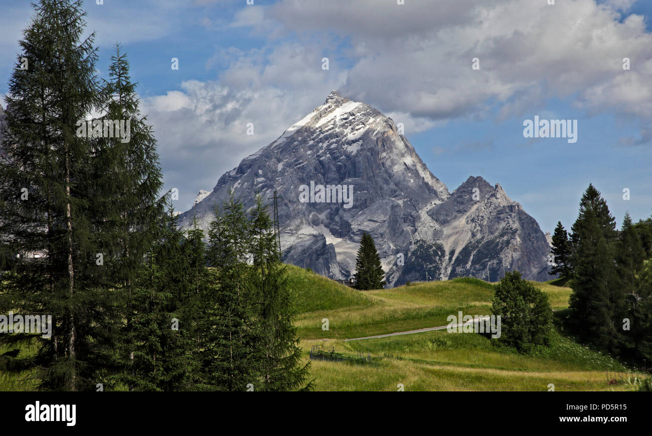 Il monte Antelao da Cortina d'Ampezzo, Italia Foto Stock