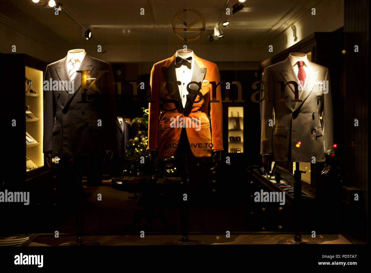 Il Kingsman negozio finestra display, St James Street, Londra, Regno Unito. Foto Stock