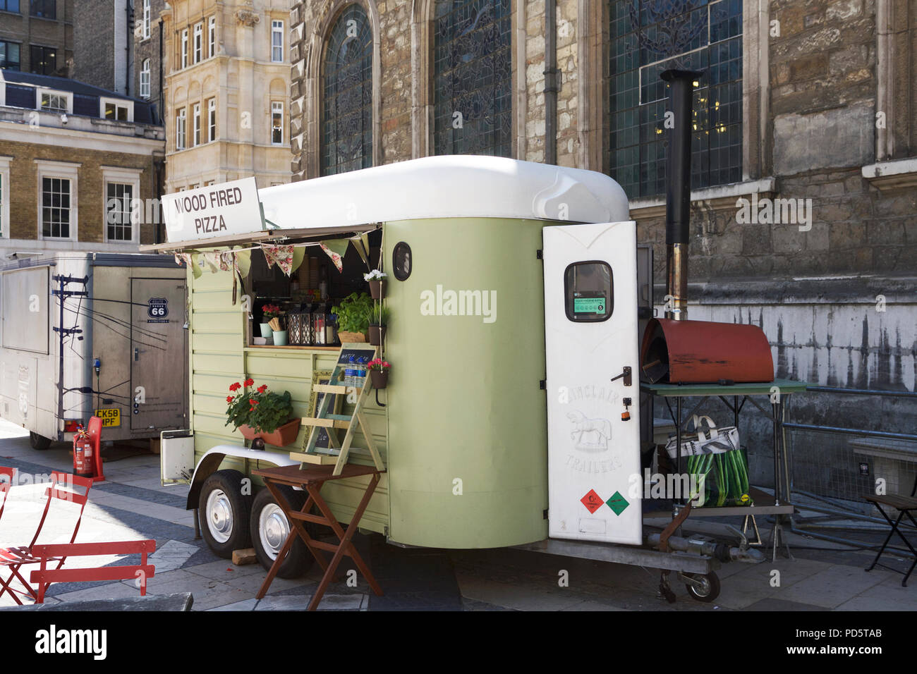 Regno Unito street food vendita rimorchio pizza al forno a legna a Londra. Foto Stock