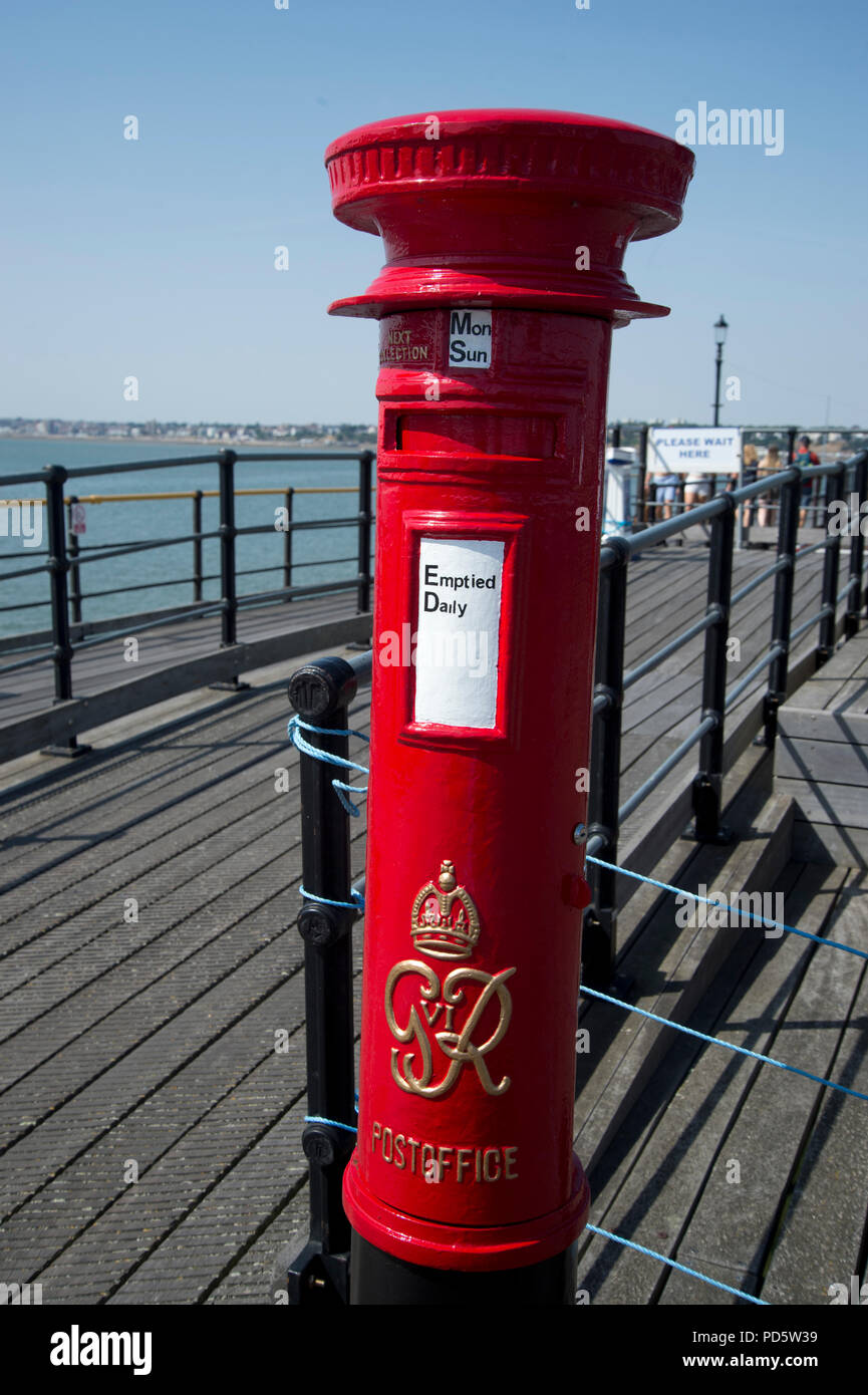 Southend on Sea, Essex. Tall thin red letter box con GR ( King George) insegna alla fine del miglio-lungo il molo Foto Stock