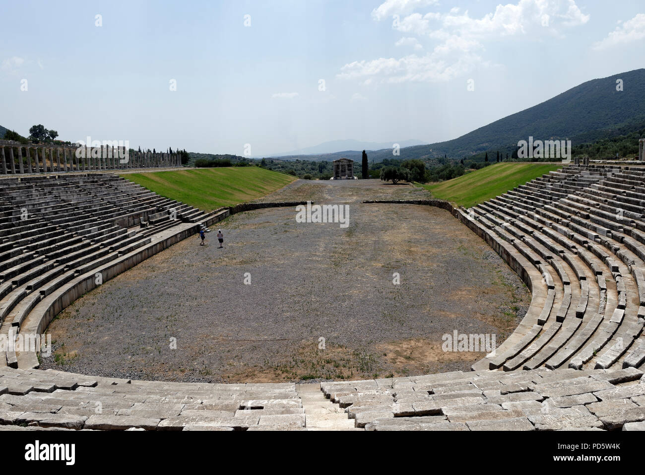Antico stadio north end antica Messene. Peloponneso. La Grecia. Il ferro di cavallo-estremità sagomata di stadio comprende 18 gradinate con 18 righe di Foto Stock Antico stadio north end antica Messene. Peloponneso. La Grecia. Il ferro di cavallo-estremità sagomata di stadio comprende 18 gradinate con 18 righe di Foto Stock