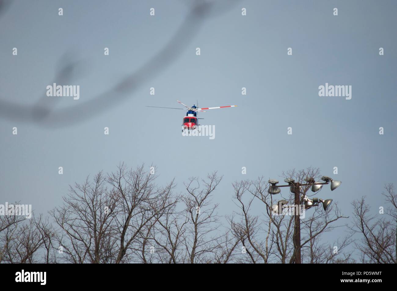 Elicottero in volo (C-GIMN emergenza servizi sanitari, Nova Scotia, Canada, Sikorsky S-76A) (battenti) (sbarco) Foto Stock