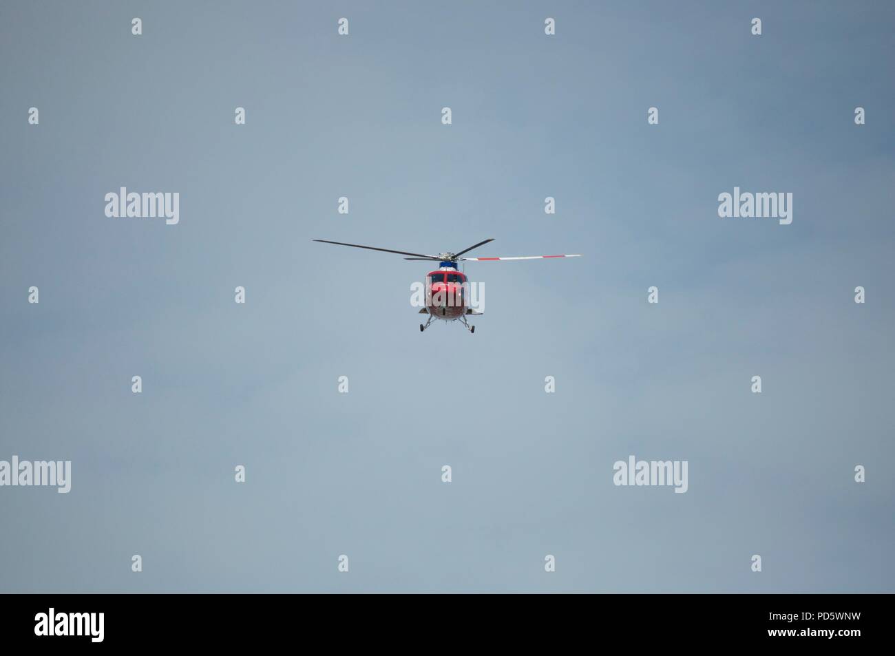 Un elicottero che vola basso (C-GIMN emergenza servizi sanitari, Nova Scotia, Canada, Sikorsky S-76A) Foto Stock