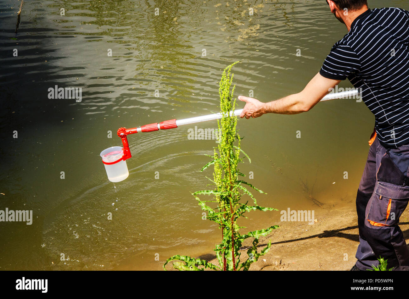 Prelevare campioni di acqua per le prove di laboratorio. Il concetto - analisi della purezza dell'acqua, ambiente, ecologia. Foto Stock