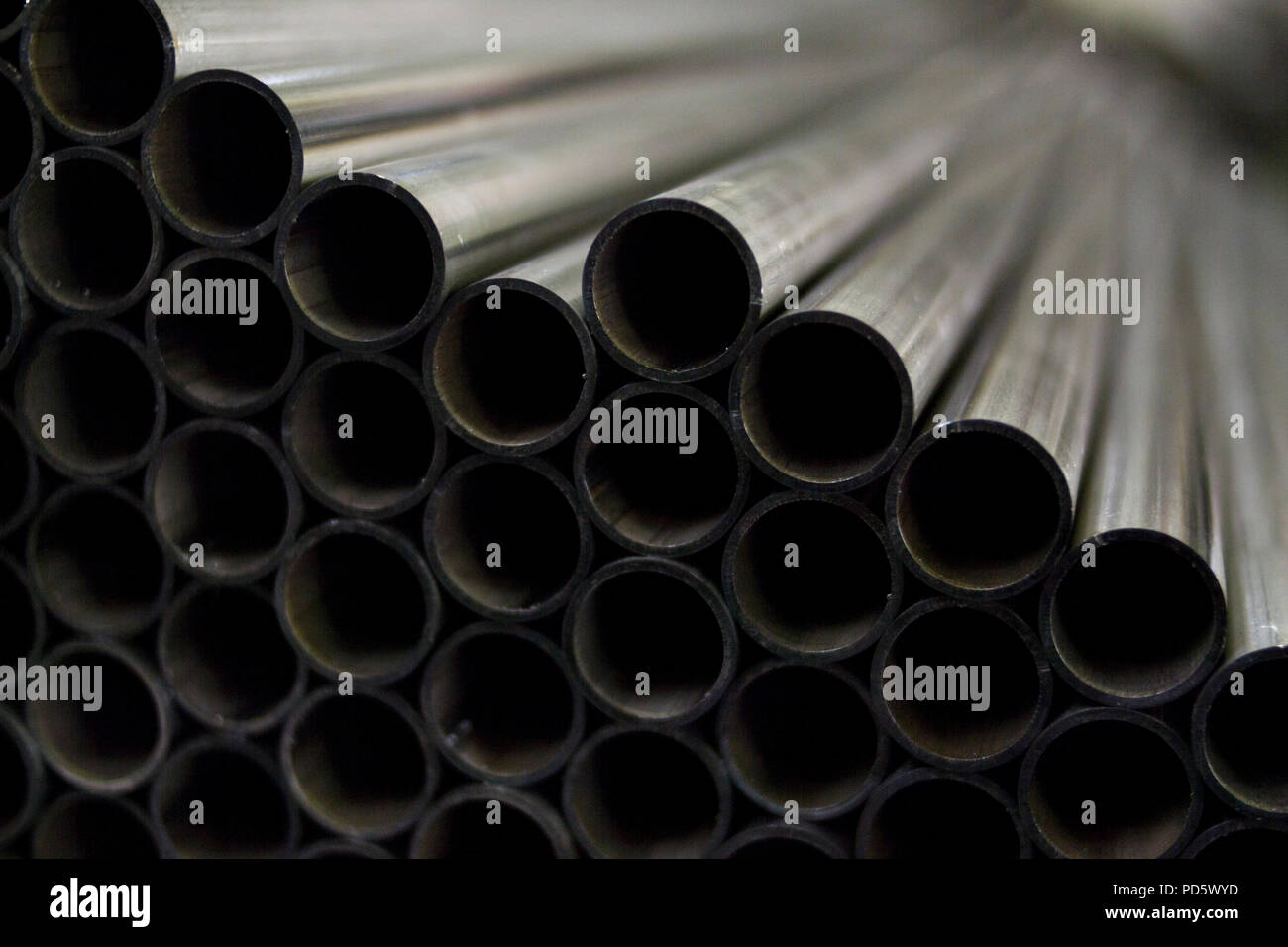 Molti metalli industriali di tubi di acciaio tubi per la produzione di riscaldamento o industria metalmeccanica lavorazione di taglio e di saldatura altri lavori Foto Stock