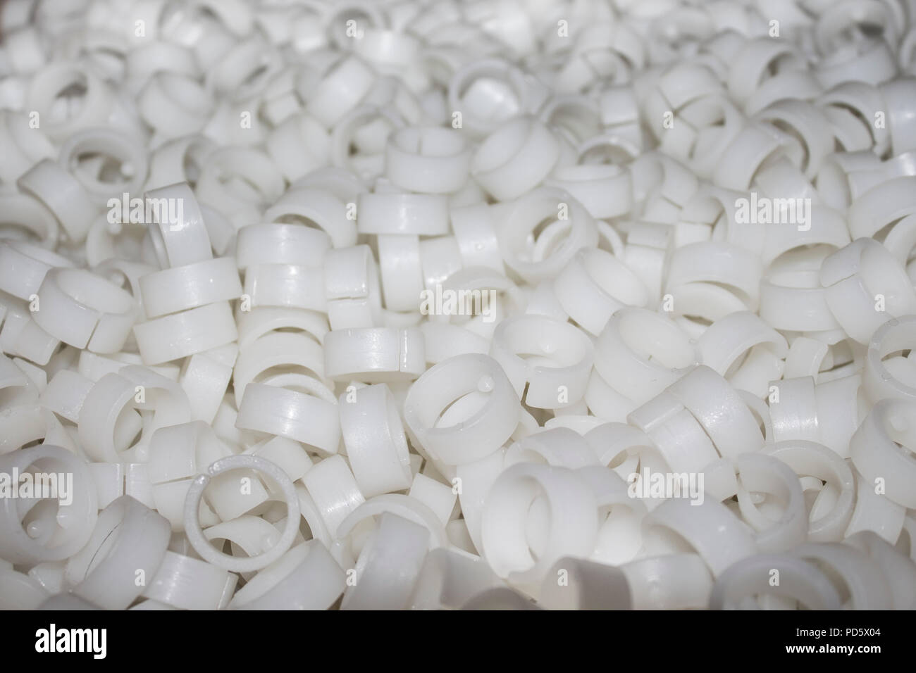 Un sacco di bianca cuscinetti di attrito come parti di un prodotto finale industria plastica Foto Stock