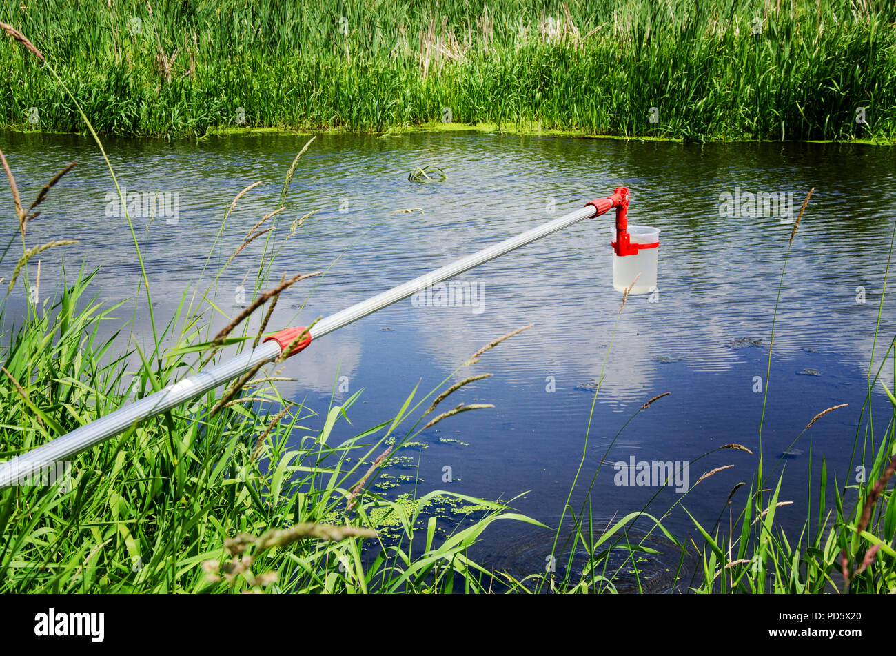 Prelevare campioni di acqua per le prove di laboratorio. Il concetto - analisi della purezza dell'acqua, ambiente, ecologia. Foto Stock