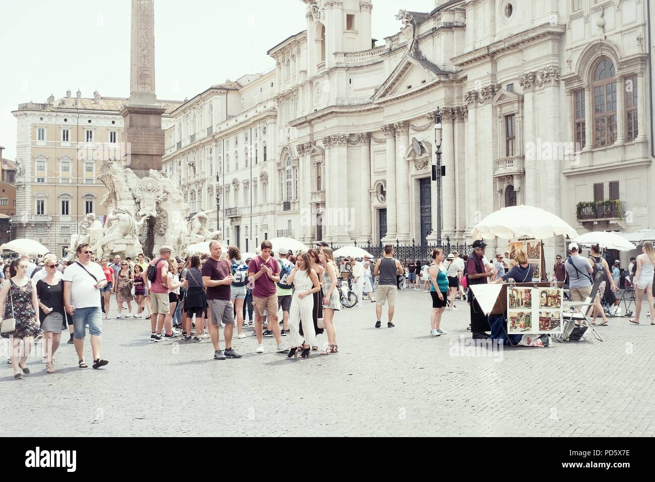 Roma, Italia - 29 giugno 2018: i turisti di visitare la famosa e bellissima Piazza Navona Foto Stock