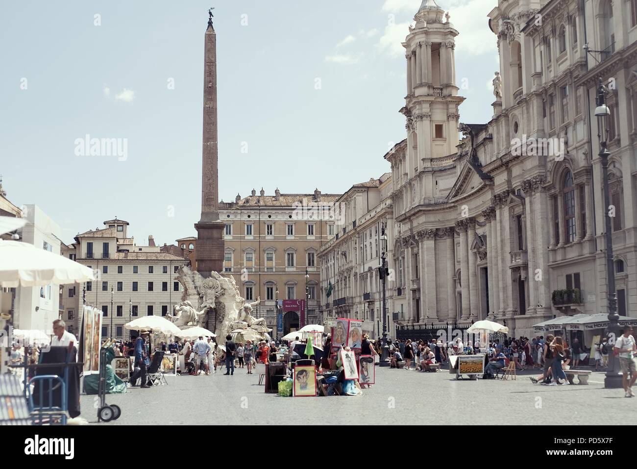 Roma, Italia - 29 giugno 2018: i turisti di visitare la famosa e bellissima Piazza Navona Foto Stock
