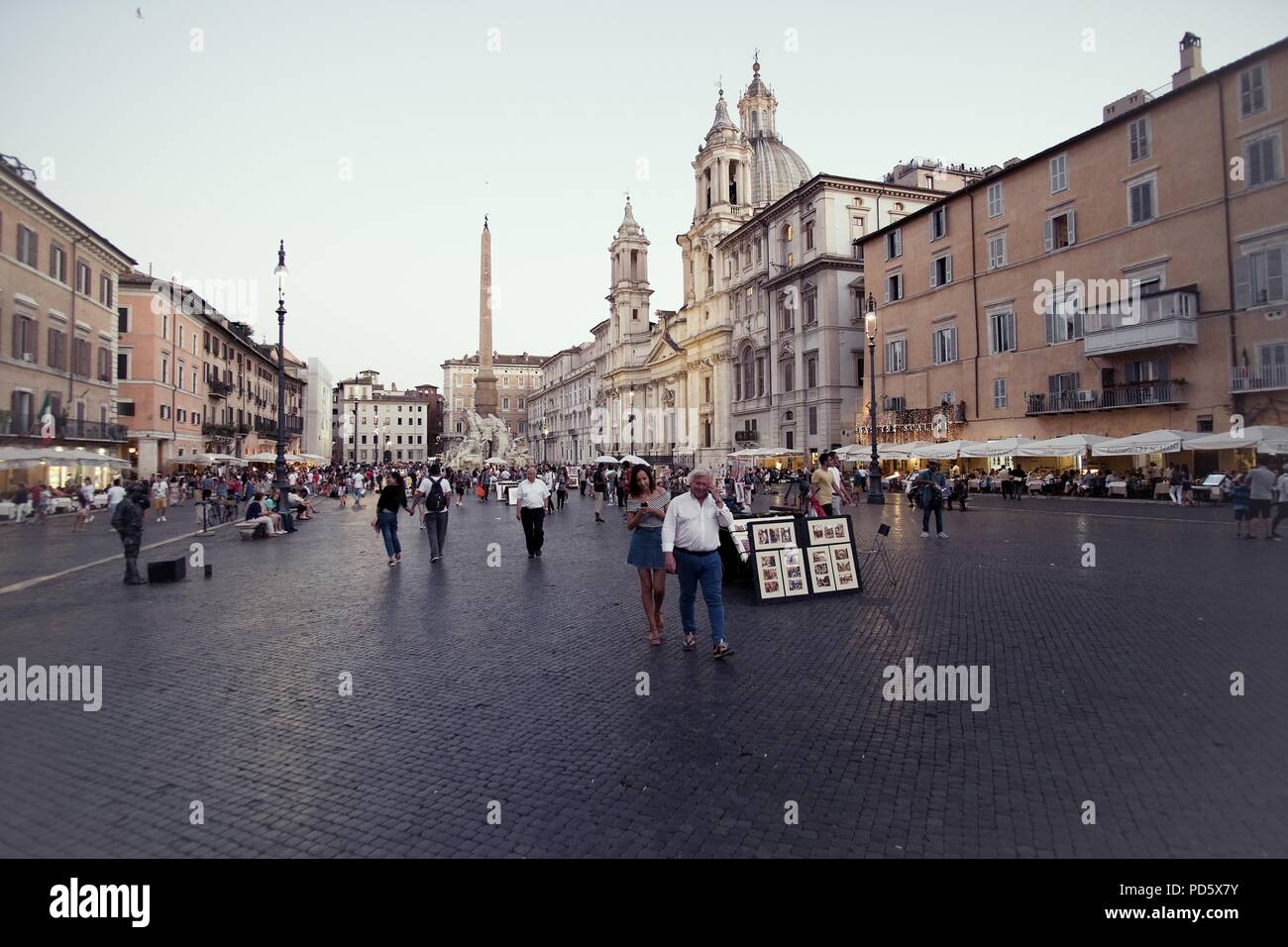 Roma, Italia - 29 giugno 2018: i turisti di visitare la famosa e bellissima Piazza Navona Foto Stock