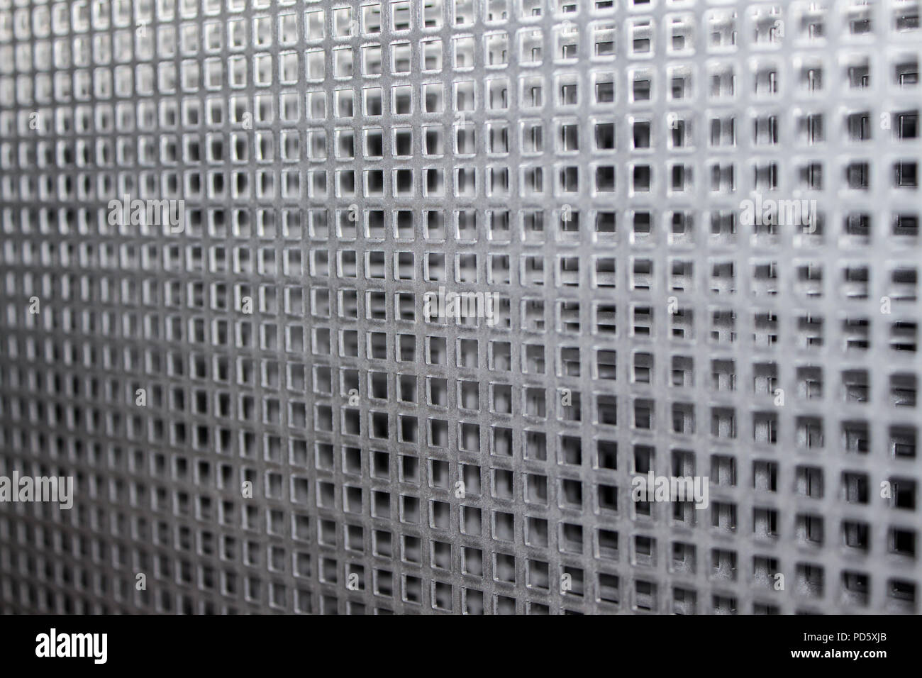 Piastra metallica traforata lamiere di acciaio con disegno a griglia con abstract di griglia per la lavorazione industriale Foto Stock