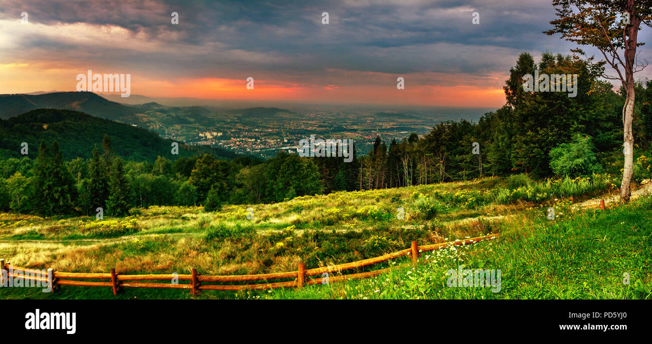 Vista per Równica picco in Beskidy mountains Foto Stock