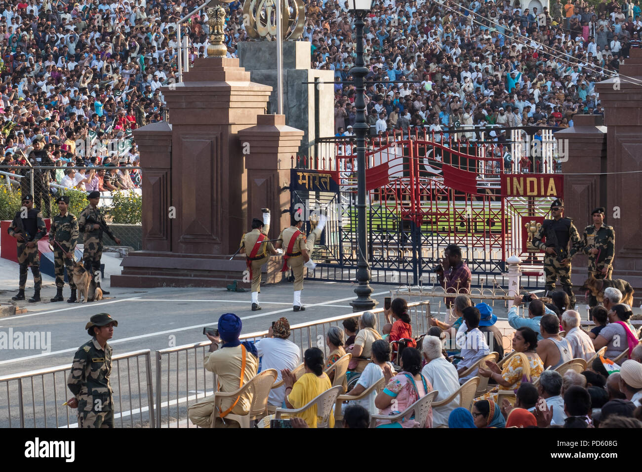 Confine Wagah-Attari cerimonia. Confine fra India e Pakistan a circa 29 km da Amritsar e 22 da Lahore, Giugno 2018 Foto Stock