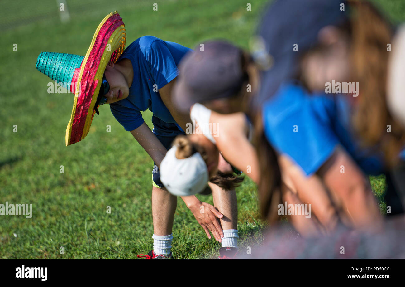 Stati Uniti: Agosto 6, 2018: Membri del Loudoun County Raiders Marching Band tratto prima pratica presso la scuola il lunedì mattina. (Foto di Foto Stock