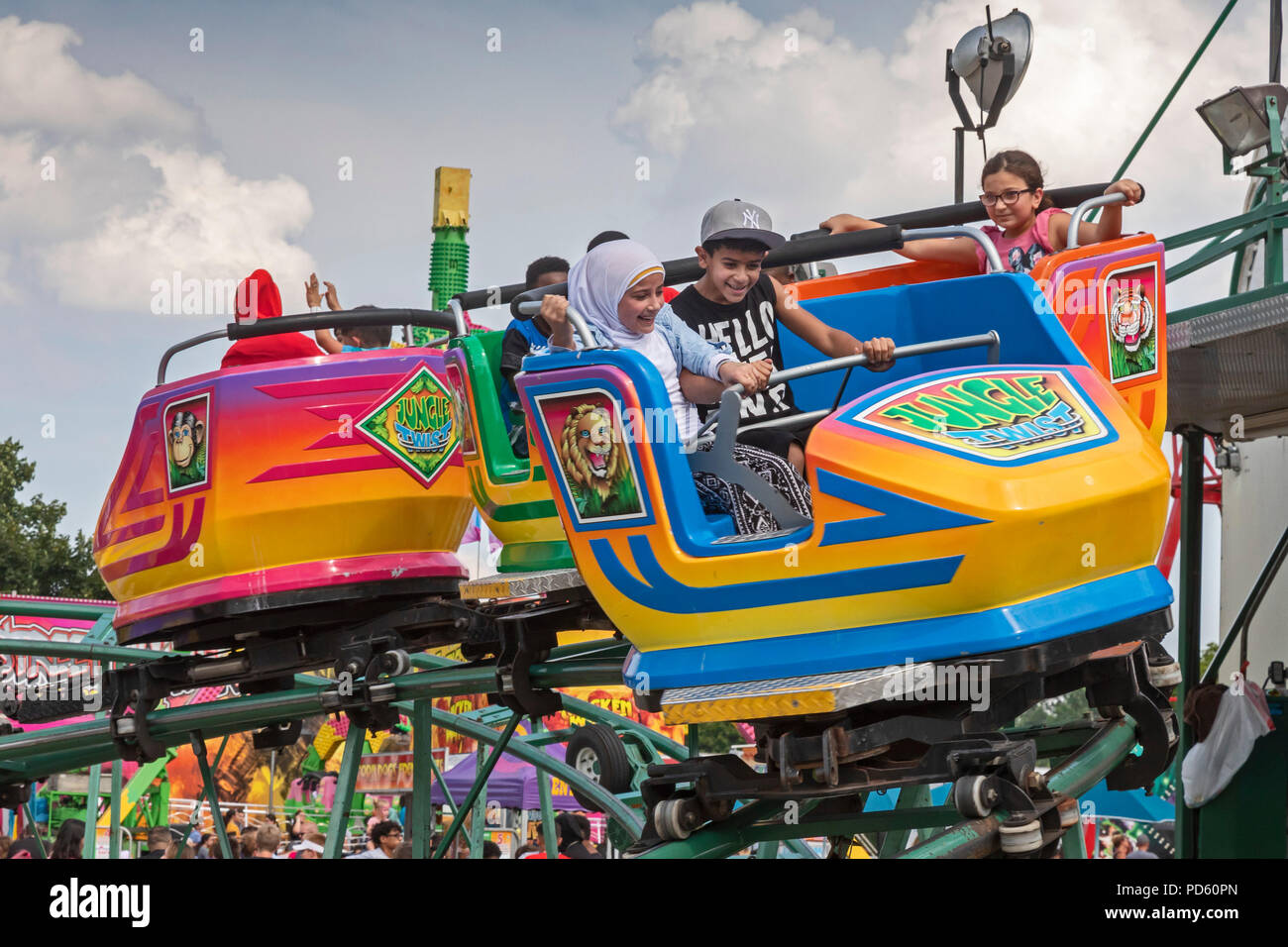 Dearborn, Michigan - Arab-American bambini ride la giungla Twist carnival ride presso il Dearborn annuale homecoming festival. Quasi la metà di di Dearborn Foto Stock