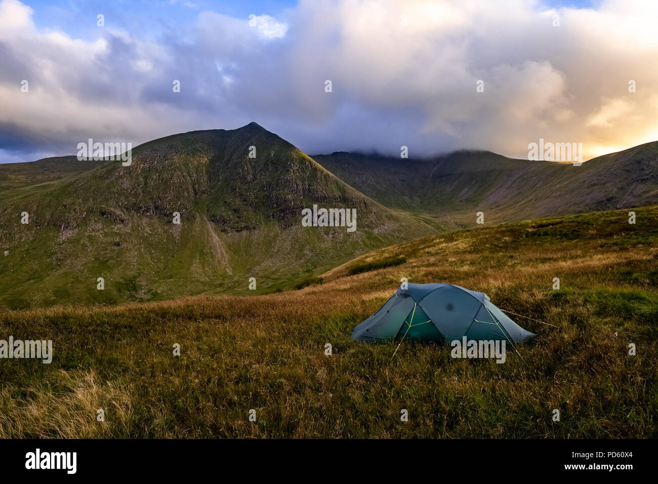 Campeggio selvaggio su Glenridding comune, Catstye Cam al di là. Foto Stock