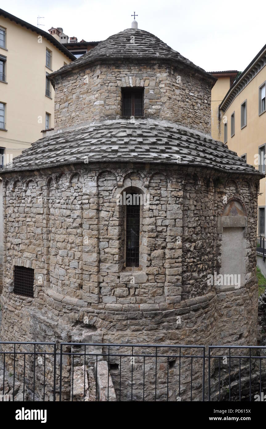 Tempietto di Santa Croce è una pianta ottagonale cappella romanica nella  città alta di Bergamo Foto stock - Alamy